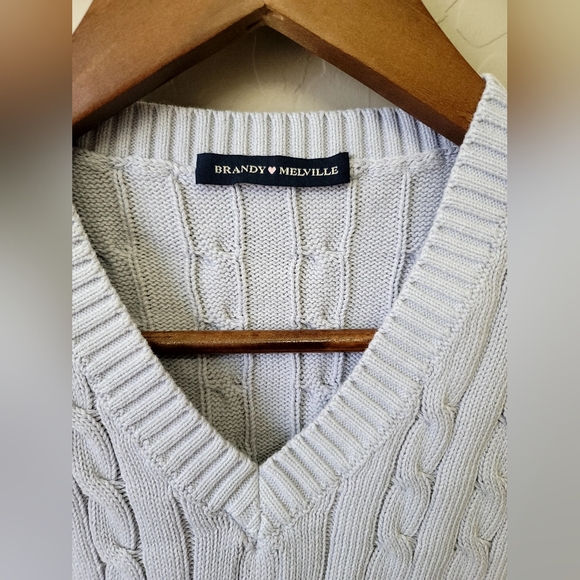 Brandy Melville Gray V-Neck Cable Knit Women's Sweater Vest - Picture 4 of 5